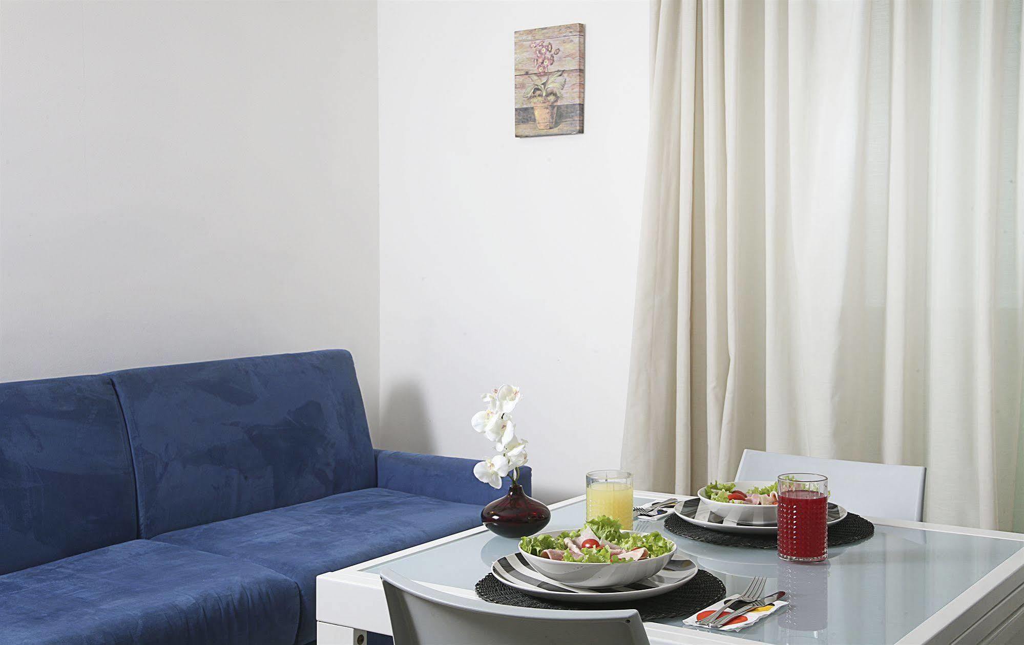 Residence A-More Ріміні Екстер'єр фото